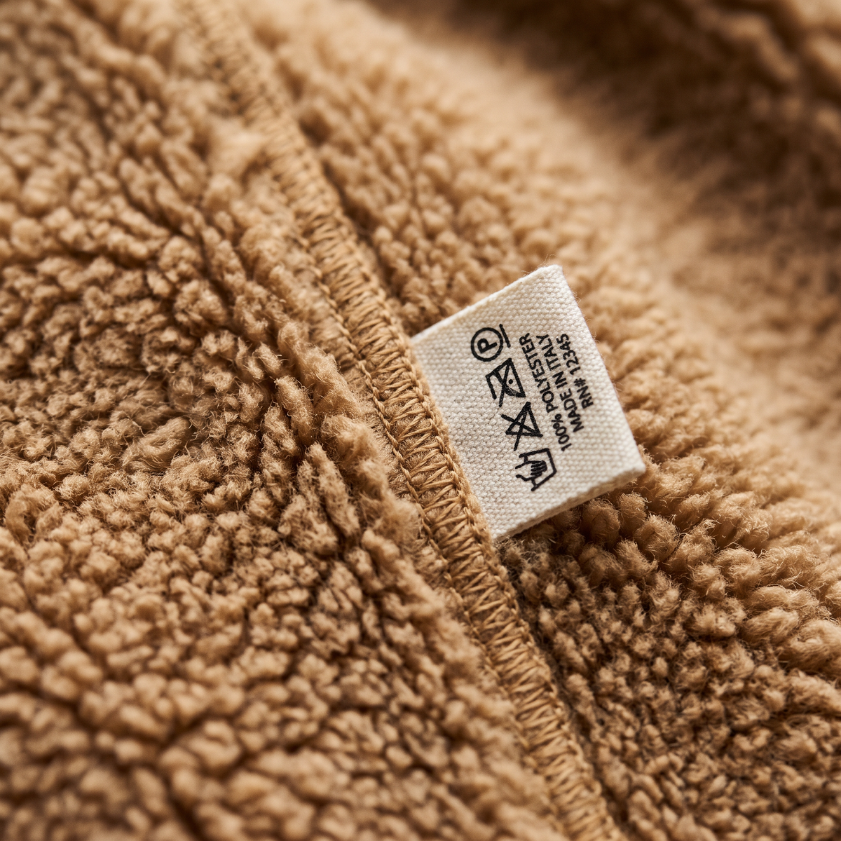 Nahaufnahme Fleece-Stoff mit Pflegeetikett