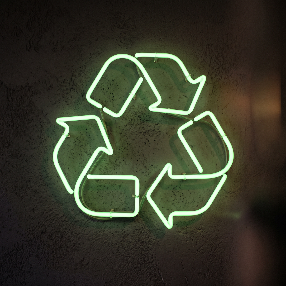 Gruener Neon-Recycling-Kreislauf an Wand